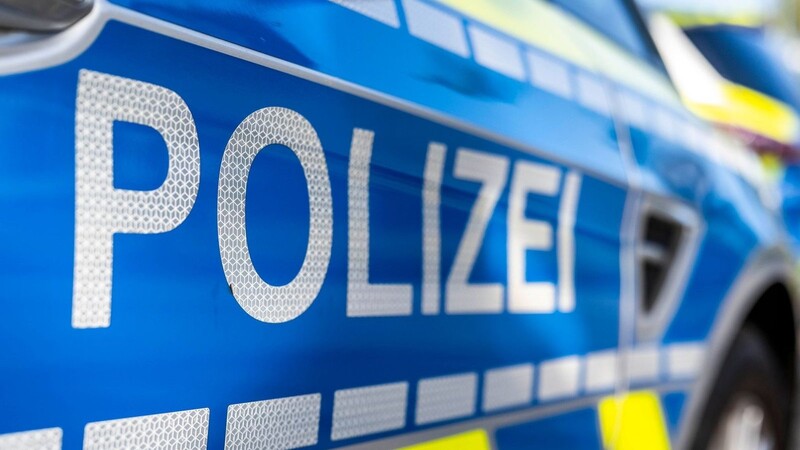 Ein Mann in einer psychischen Ausnahmesituation ging im Landkreis Passau auf Polizeibeamte los.