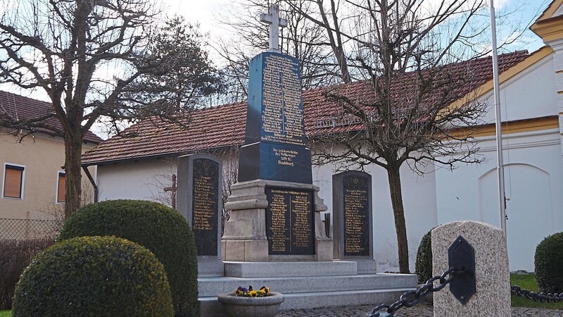 Das Binabiburger Kriegerdenkmal steht auf gemeindeeigenem Grund. Für die Sanierung gibt es nun einen Zuschuss von insgesamt rund 3000 Euro.