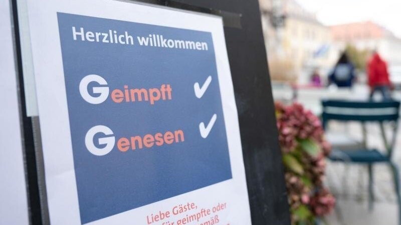 Eine Tafel vor einem Restaurant an der Hauptstraße informiert die Gäste über die 2G-Regel mit der Aufschrift "Geimpft Genesen".