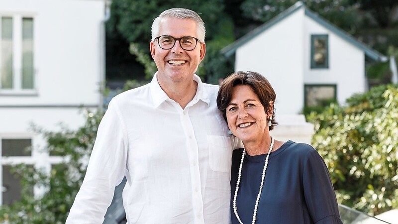 Gabi und Erwin Werner stehen auf ihrer Terrasse im Blankeneser Treppenviertel. Das Paar ist von Mengkofen nach Hamburg gezogen.