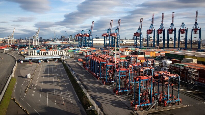 Container Terminal im Hamburger Hafen. Die Wirtschaft ist mit unerwartet niedrigen Erwartungen ins neue Jahr gestartet.