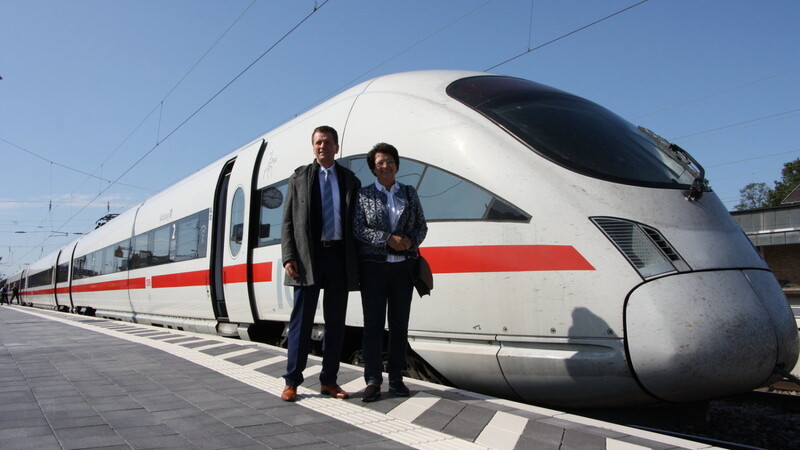 Vorpremiere am Mittwoch: Klaus-Dieter Josel, bayerischer Konzernbevollmächtigter der Deutschen Bahn, und Bürgermeisterin Maria Stelzl steigen aus einem ICE an Gleis 4 aus.