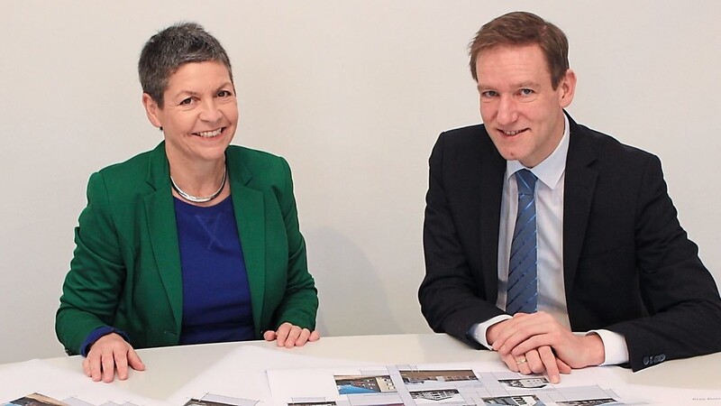 Regierungspräsident Rainer Haselbeck und Doris Reuschl, Leiterin des Sachgebiets Wohnungswesen der Regierung, freuen sich, dass die Wohnraumförderung in Niederbayern gut läuft.