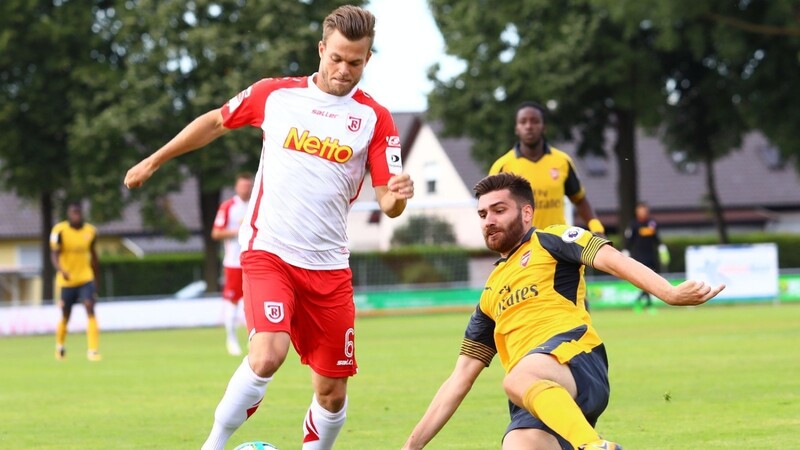 Im Sommer 2017 testete der SSV Jahn um Benedikt Saller (l.) gegen die U23 von Arsenal. Auch in diesem Sommer bestreiten die Regensburger wieder ein Vorbereitungsspiel gegen einen englischen Gegner.