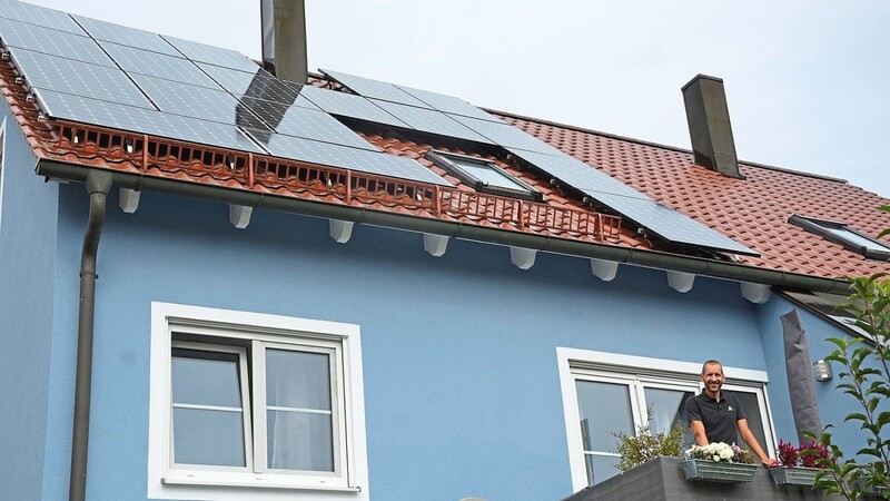 Andreas Gschrey hat mit einer Solaranlage auf dem eigenen Dach die Stromkosten gesenkt und zum Klimaschutz beigetragen.