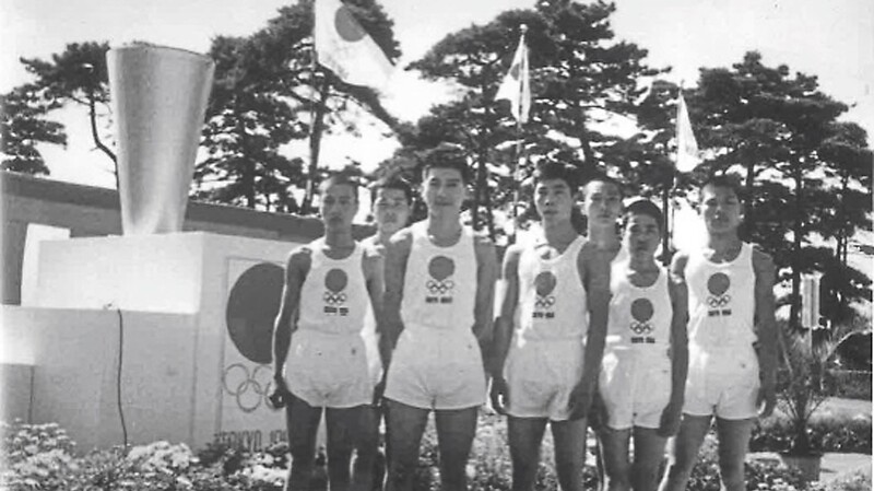 Shinichi Aida (3. v. r.), der ehemalige Bürgermeister von Moriya, und Kazu Takahashi (2. v. l.), ein früherer Mitarbeiter im Rathaus, als Begleiter der Fackelläufer bei den Olympischen Spielen 1964.
