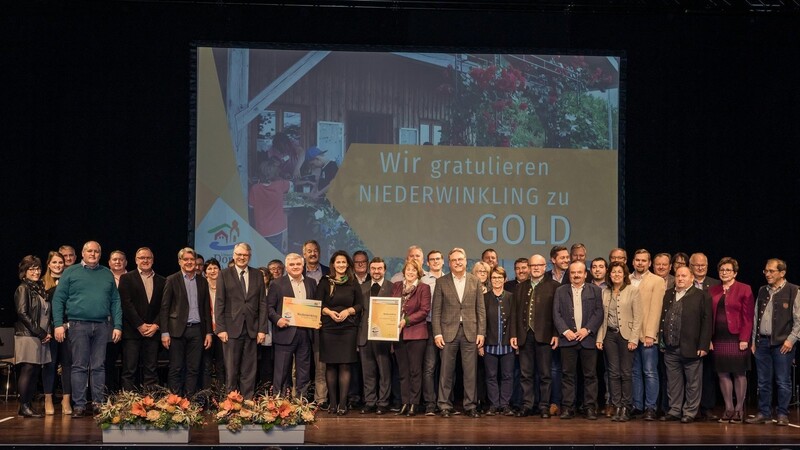 Bürgermeister Ludwig Waas und die Delegation aus Niederwinkling bei der Überreichung der Goldmedaille in Veitshöchheim durch Landwirtschaftsministerin Michaela Kaniber.