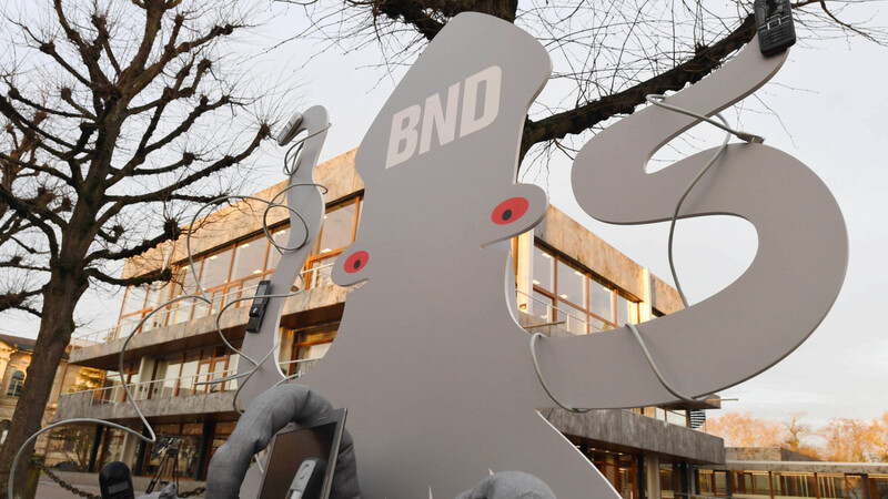 Die Kläger haben am Dienstag vor dem Bundesverfassungsgericht symbolhaft einen BND-Kraken aufgebaut.