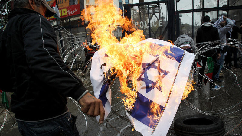 Demonstranten verbrennen in Awkar, einem Vorort von Beirut (Libanon), eine israelische Flagge.