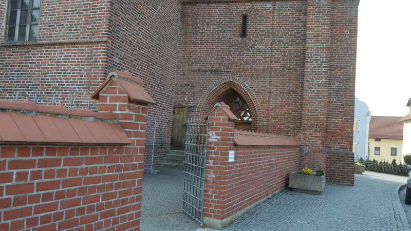 Das Hauptportal zur Pfarrkirche mit dem Turm soll nach Ansicht des Denkmalamts hinter der Friedhofsmauer verbleiben.