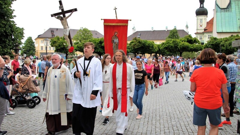 Pfarrer Marius Frantescu empfing die Pilger in Altötting.