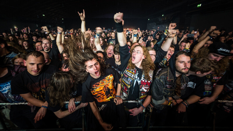 Headbangende Metal-Fans, die die Bands vor der Bühne in der Messehalle abfeiern. Dieses Bild gehört ab sofort der Vergangenheit an, denn der Stadt ist "das Risiko Heavy Metal zu groß". (Foto: mad)