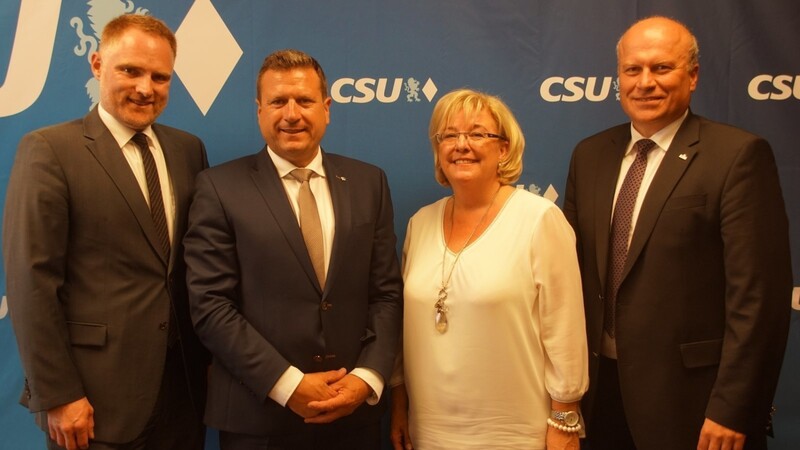 Rainer Mißlbeck (2.v.l.) mit Kreisvorsitzendem Peter Aumer, Vize-Vorsitzender Sylvia Stierstorfer und Fraktionschef Christian Kiendl (v.l.).