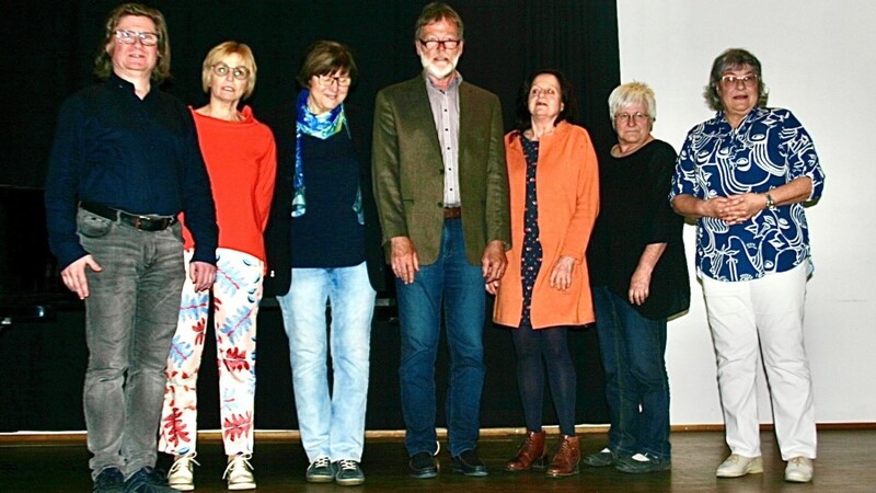 Die neu gewählte Vorstandschaft: Wolfgang Kraus, Luise von Bertalanffy, Jaroslava Seidlmayer, Dr. Stefan Deutsch, Anne Biermann, Marianne Mühlbauer und Margarete Wucher (von links).