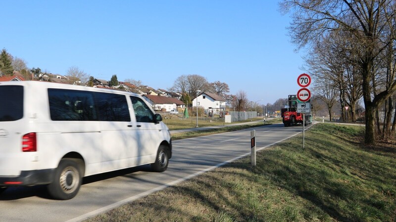Zu viel Lärm durch den Verkehr? Die Staatsstraße 2125 teilt den Bogener Ortsteil Pfelling und Pfelling-Siedlung. Unzählige Autos, landwirtschaftliche Fahrzeuge und Lastwagen befahren die Straße jeden Tag.