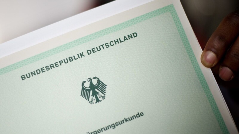 112.300 Menschen haben sich 2018 in Deutschland einbürgern lassen.