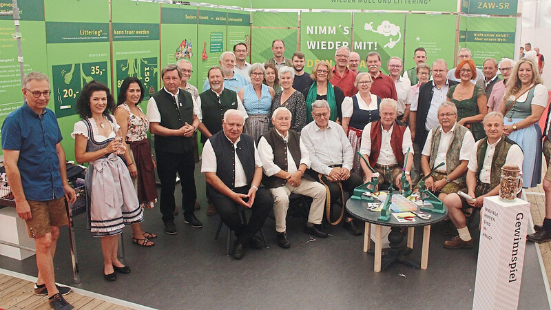 Derzeitige und ehemalige Verbandsräte und Ehrengäste statteten dem Stand des ZAW-SR auf der Ostbayernschau in Halle 13 einen Besuch ab. Am Basteltisch kann man sich aus Recyclingmaterial ein Masskrugmarkerl anfertigen.