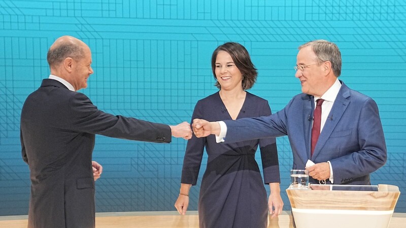 Die Kanzlerkandidaten Olaf Scholz (l.), Annalena Baerbock und Armin Laschet treffen im Fernsehstudio aufeinander.