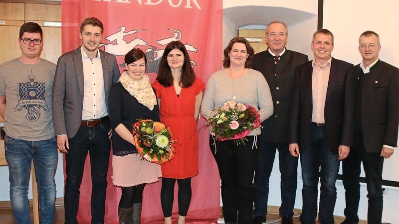 Die neue Vorstandschaft des Vereins der Trenckfestspiele mit Präsident Franz Löffler (Dritter von rechts) und Bürgermeister Markus Ackermann (rechts).