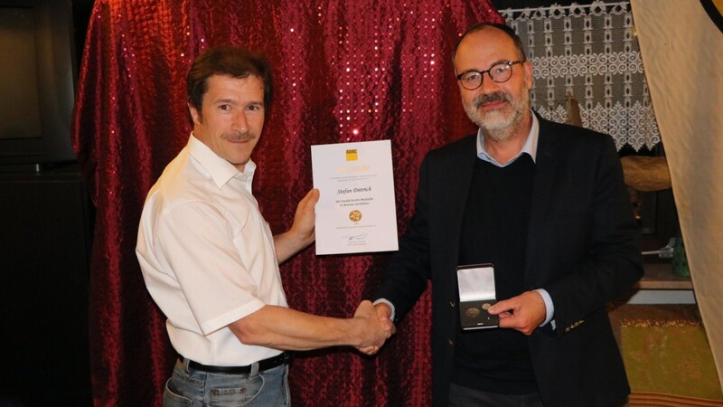 Vorsitzender Stefan Dittrich (r.) durfte durch Sportleiter Josef Haselsteiner die Ewald-Kroth-Medaille und Urkunde entgegennehmen.