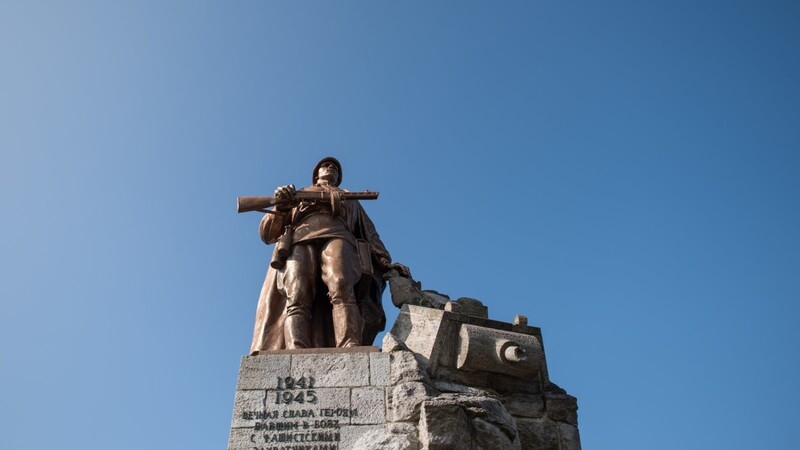 Die überlebensgroße Plastik eines Soldaten der Roten Armee ist das Wahrzeichen der Gedenkstätte Seelower Höhen.