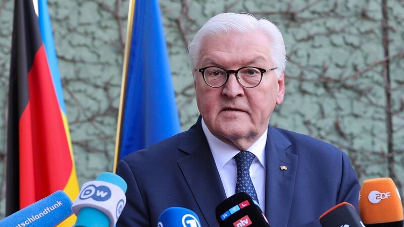 Bundespräsident Frank-Walter Steinmeier gibt in der deutschen Botschaft vor Pressevertretern eine Erklärung zur Reiseabsage nach Kiew. Die geplante Reise ist geplatzt, weil er dort offensichtlich nicht willkommen ist.