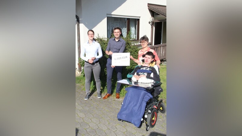 Enrico Koch und Christina Weig überbrachten die Spendensumme an Familie Hankofer.