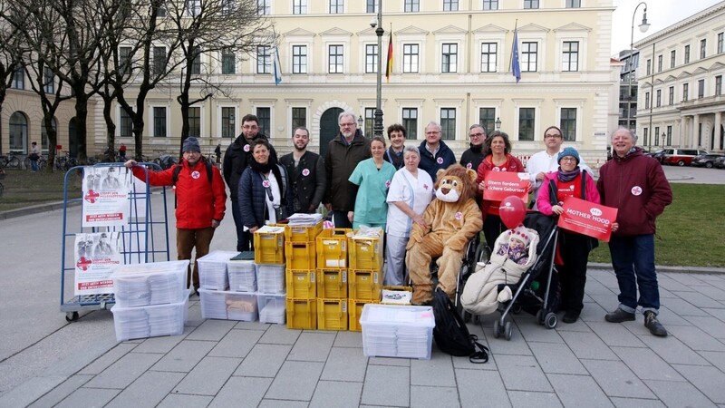 Die Organisatoren des Volksbegehrens "Stoppt den Pflegenotstand" mit kistenweise Unterschriften vor dem Münchner Innenministerium.