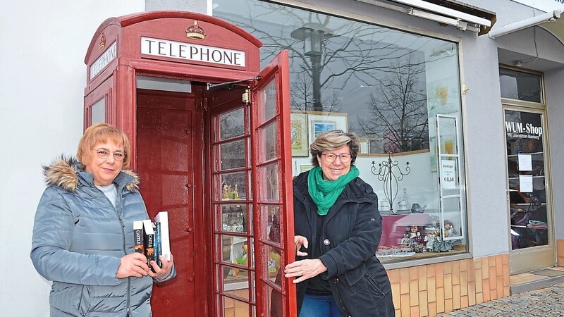 Shopleiterin Anita Michel (links) freut sich schon, die neue "Bücherzelle" vor dem WUM-Shop bestücken zu können. Vorsitzende Hannelore Langwieser hat dafür gesorgt, dass die Einrichtung in die Hopfenstadt kommt.