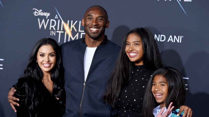 ZERSTÖRTE IDYLLE: Kobe Bryant (?), Ehefrau Vanessa und die Töchter Natalia und Gianna (?, ganz rechts).