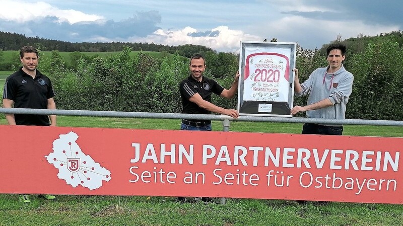 Vorsitzender Johannes Gschaider, stellvertretender Fußballabteilungsleiter Dennis Barth und Jahnvertreter Christian Martin (von links) bei der Übergabe des Partnerschaftszertifikats.