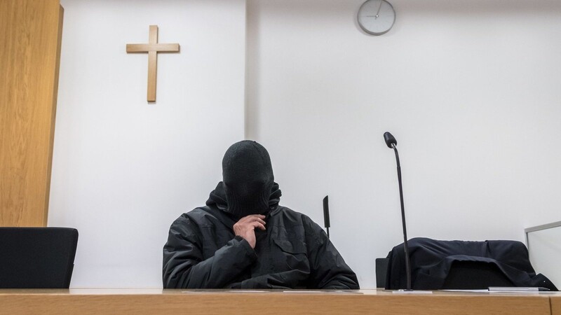 Der angeklagte falsche Priester im Gerichtssaal des Landgerichts in Deggendorf