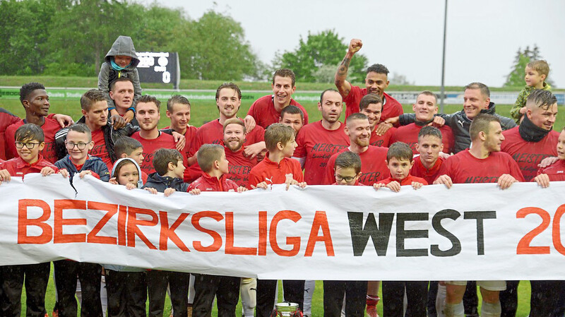 MIT DEM MEISTERPOKAL feierten Spieler, Trainer, Verantwortliche und Fans des VfB Straubings die Meisterschaft in der Bezirksliga West. Damit gibt es in der kommenden Saison nach 17 Jahren wieder Landesliga-Fußball in Straubing.