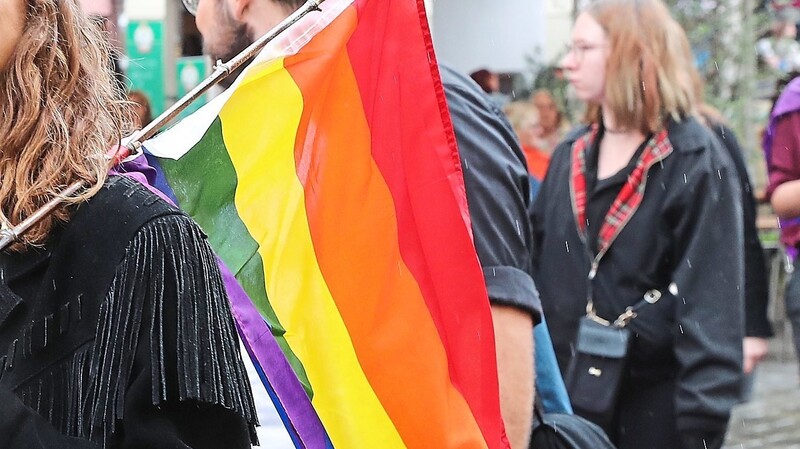 Eine Gruppe von zehn Tätern hat am vergangenen Samstag eine Regenbogenfahne, das Symbol der queeren Community, in Brand gesteckt. Eine polizeiliche Fahndung ergab bislang keinen Erfolg.