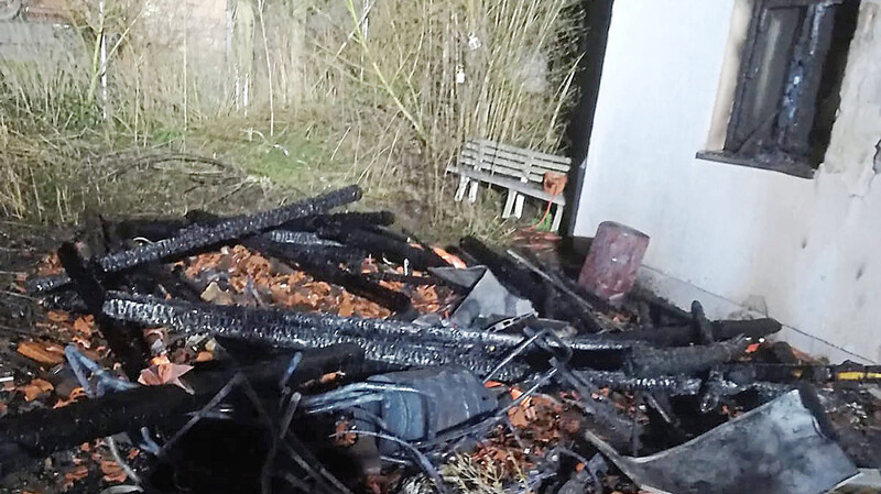 Nur verkohlte Reste sind von dem Häuschen übrig. Auch die Wand des angrenzenden Wohnhauses wurde bei dem Brand beschädigt.