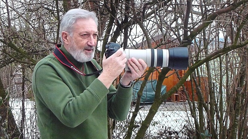 Mit seinem kleinen Teleobjektiv begibt sich LBV-Kreisvorsitzender Joachim Aschenbrenner auf die Suche nach den Wintervögeln.  Fotos: Aschenbrenner