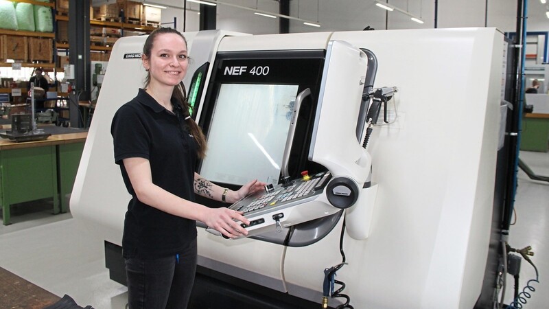 Teresa Neumann aus Walderbach lernt Werkzeugmechanikerin. An dieser CNC-Maschine im firmeneigenen Ausbildungszentrum werden beispielsweise komplexe Bauteile hergestellt.