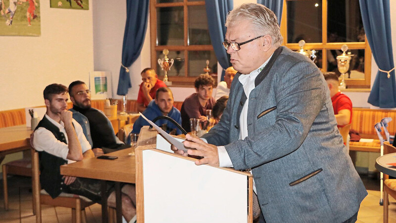 Der frischgebackene neue dritte Vorsitzende Sepp Schlemmer gab einen Überblick über den groben Terminplan zu den Jubiläumsaktivitäten beim FC Mainburg.