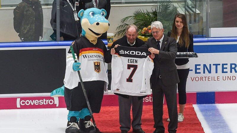 Zum 90. Geburtstag im Jahr 2017 ehrt DEB-Präsident Franz Reindl (r.) die deutsche Eishockey-Legende Markus Egen (M.). Nun betrauert der Verband den Tod des ehemaligen Nationalspielers.