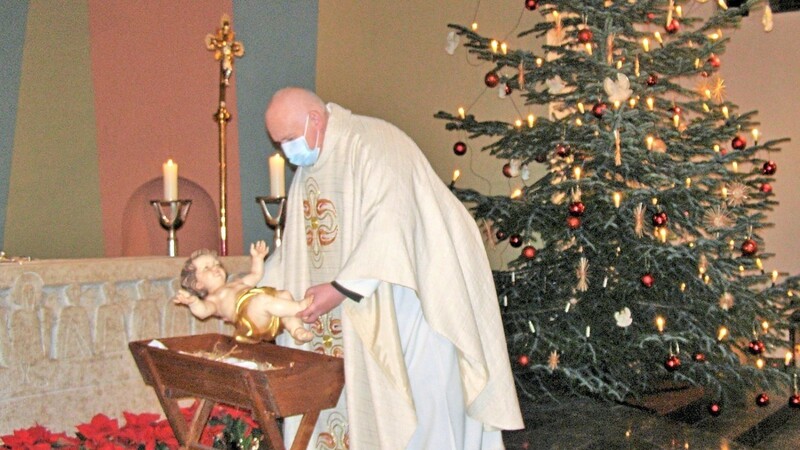 Stadtpfarrer Josef Paulus legte bei der Christmette am Heiligen Abend in der Mainburger Stadtpfarrkirche das Jesuskind in die Krippe.