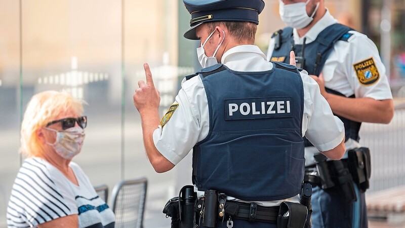 Polizeibeamte haben in Niederbayern am vergangenen Wochenende etwa 100 Verstöße gegen die Corona-Maßnahmen angezeigt. (Symbolbild)