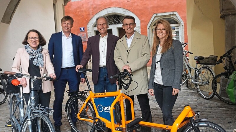 Oberbürgermeisterin Gertrud Maltz-Schwarzfischer, AOK-Direktor Gerhard Lindner und Sponsoren berichteten die Aktion "Mit dem Rad zur Arbeit".