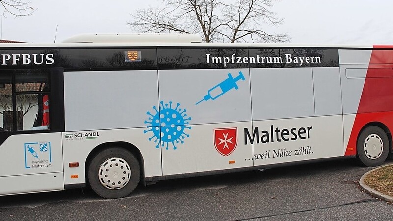 Der Impfbus des Landkreises machte am Donnerstag Station vor der Goldbachhalle.