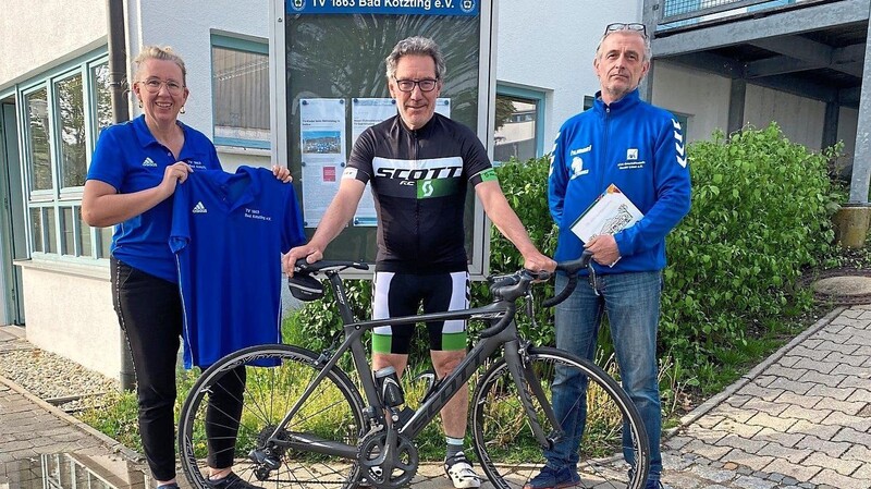 Carola Höcherl-Neubauer und Klaus Neuber begrüßen Michael Roeßgen als neuen Leiter der Abteilung "Radtreff".
