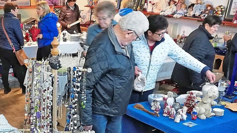 Unzählige Flohmarktartikel wurden beim Hausflohmarkt im Schützenheim Oberaichbach angeboten.