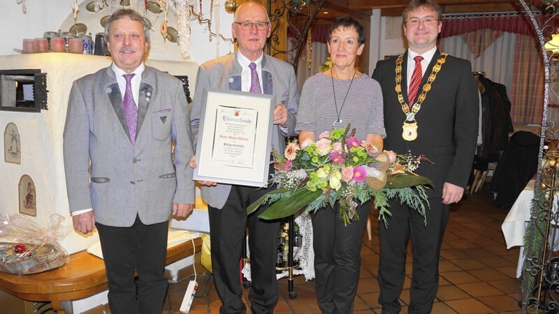 Ein freudiger Anlass war die Verleihung der Bürgermedaille (v.l.): MGV-Vorsitzender Rudi Lüttke, der neue Bürgermedaillenträger Klaus Meitert, dessen Frau Liesa und Bürgermeister Stefan Baumgartner.