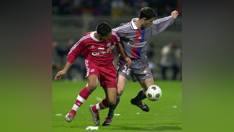 Die "Uwe-Seeler-Traditionsmannschaft" verlor im März 2001 mit 0:3 gegen Lyon: Bayerns Giovane Elber (l) im Duell mit Jeremie Brechet von Olympique.