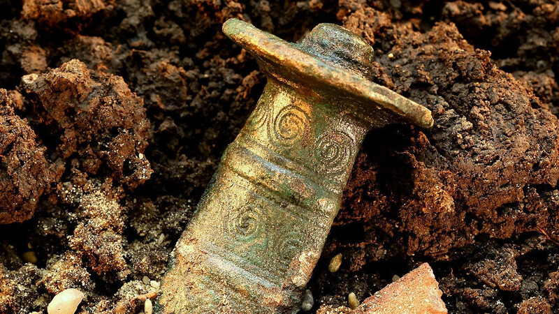 Das ist die Replik des Schwertknaufs eines Bronzeschwerts aus der Urnenfelderzeit, etwa 1300 bis 1800 v. Chr.