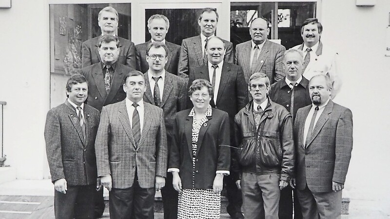 1984 wurde sie gewählt - hier mit dem Gemeinderat - eine Frau unter zwölf Männern.