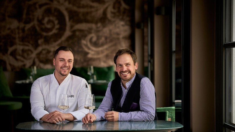 Chefkoch Hannes Reckziegel (l.) und Restaurantleiter Stephan Fobo sind hochmotiviert, dem Bogenhauser Hof frisches Leben einzuhauchen. Das erste Feedback der Gäste ist vielversprechend.